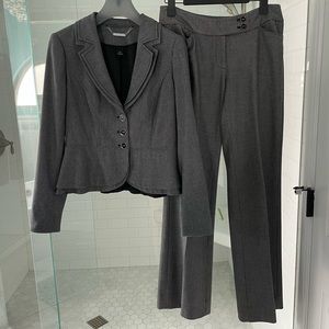 Complete suit, gray textured pattern, jacket sz 6, pants sz 4 boot cut